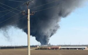 Дим простягається на сотні метрів: у РФ горить склад із пальним