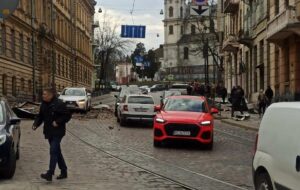 Обстріл Львова: є нові влучання, кількість постраждалих зросла