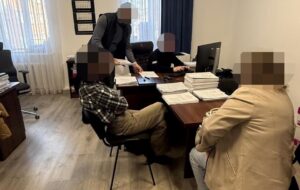 Посадовицю з Рівненщини підозрюють у масштабній вирубці лісу