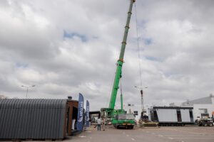 Будівельне шоу від HutJet: компанія змонтувала prefab-будинок за 8 годин
