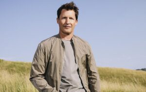 Джеймс Блант після скандалу змінив символіку: з герба РФ на тризуб