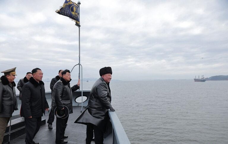 Кім Чен Ин спостерігав за запуском ракет з нового есмінця