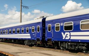 На Харківщині поїзд зіткнувся з вантажівкою: рейси затримуються