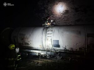 На Київщині рятувальники зняли з вагона-цистерни дитину з опіками