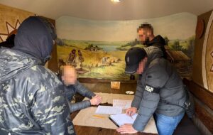 Посадовця Укрзалізниці викрили на $100 тис. хабаря