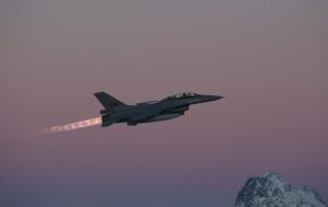 Прем’єр Норвегії сказав, коли їхні F-16 з’являться у небі України