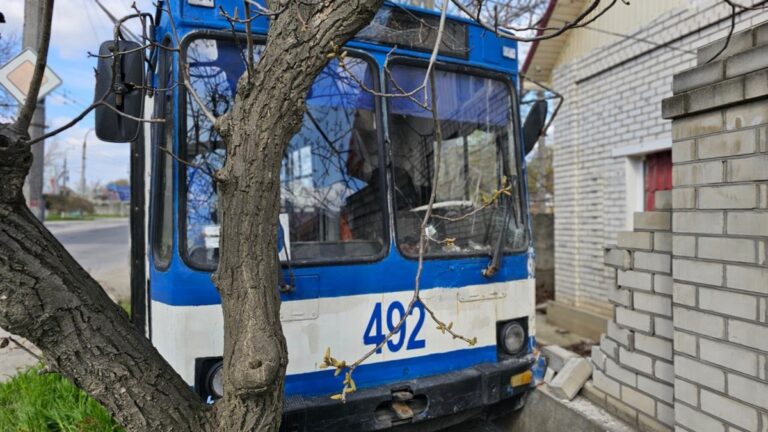 Росіяни атакували з дрона тролейбус у Херсоні