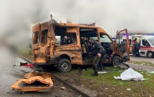 Росіяни двічі за вечір атакували автостоянки у Сумах