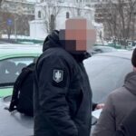 Судитимуть посадовця, який отримав хабар посилкою