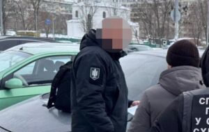 Судитимуть посадовця, який отримав хабар посилкою