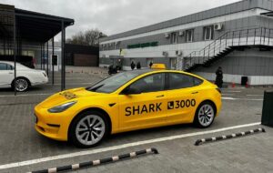 Таксі Tesla плутаються у маршрутах і висаджують пасажирів на швидкості