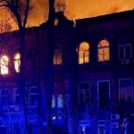 У Дніпрі після атаки палають житлові будинки
