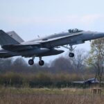 У Фінляндії покарають курсантів ВПС за фігури пенісів у небі