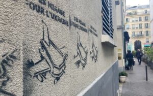 У Франції оголосили вироки групі молдаван за “українські” графіті з трунами