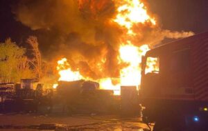 У Києві російський дрон врізався в багатоповерхівку