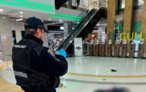 У Києві відвідувач ТРЦ впав з 5-го поверху і загинув