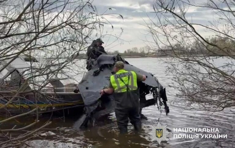 У Києві з Дніпра витягли дрон із бойовою частиною