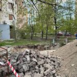 В Києві жінка впала в неогороджену яму з водою