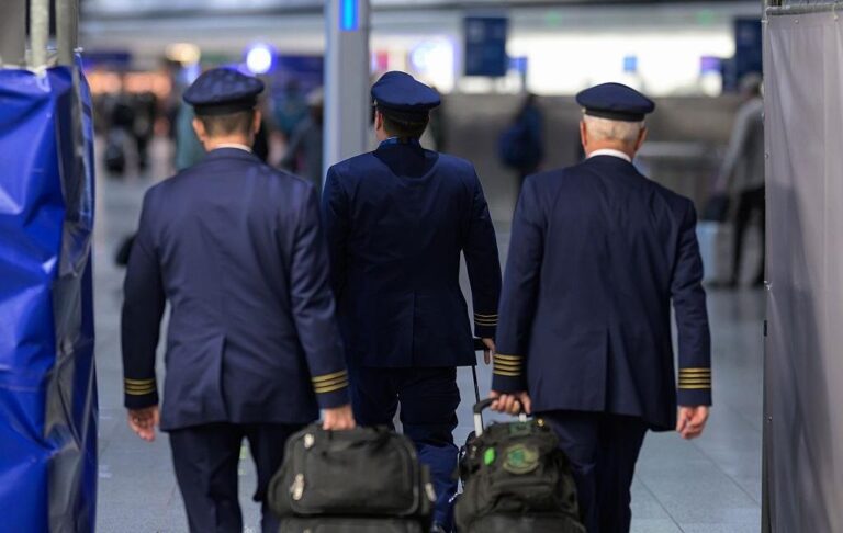 В Німеччині пілоти двох авіакомпаній влаштували страйк