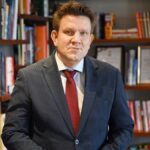 В РФ гендиректора найбільшого видавництва затримали за “ЛГБТ-літературу”