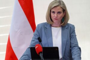 Австрія змусила Росію прорідити “ліс” шпигунських антен у Відні