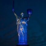 Батьківщина-матір засяяла кольорами прапору ЄС