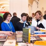 Олена Зеленська відвідала «Книжковий Арсенал» і передала українським воїнам придбану книжку