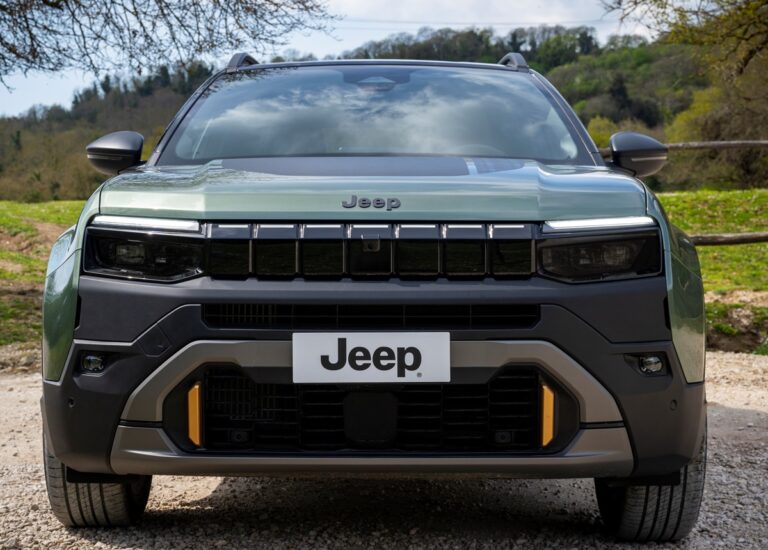 Jeep оновив кросовер Avenger для Європи та представив ювілейну версію