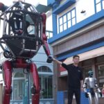 Китайці випустили на ринок першого у світі керованого робота-трансформера