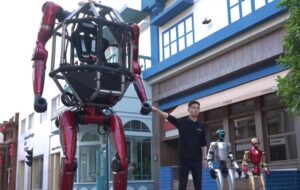 Китайці випустили на ринок першого у світі керованого робота-трансформера