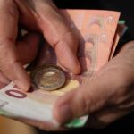 Курс долара падає в обмінниках, євро зростає