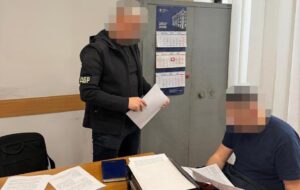 Львівський митник пропустив контрабанду на 7 млн