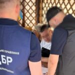 На Хмельниччині посадовцю ДМС повідомили підозру за оборудки з декларацією