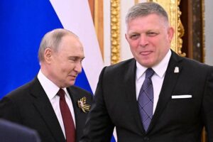 Накине коло: Фіцо до Москви летітиме через чотири країни ЄС