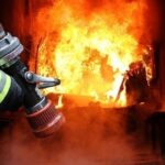 Ракетний удар: у Дніпрі пожежі, заблоковані люди