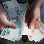 Росіяни масово знімають гроші через збої інтернету