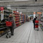 Росіяни вперше за шість років стали менше ходити до магазинів за продуктами