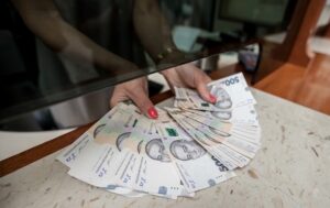 Середня зарплата в Україні у квітні виросла на 0,5% – Держстат