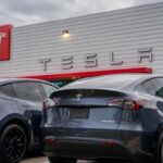 Tesla відкликала майже 220 тисяч електромобілів