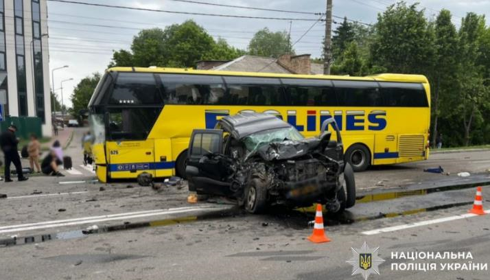 У Борисполі позашляховик зіткнувся з автобусом, є загиблий