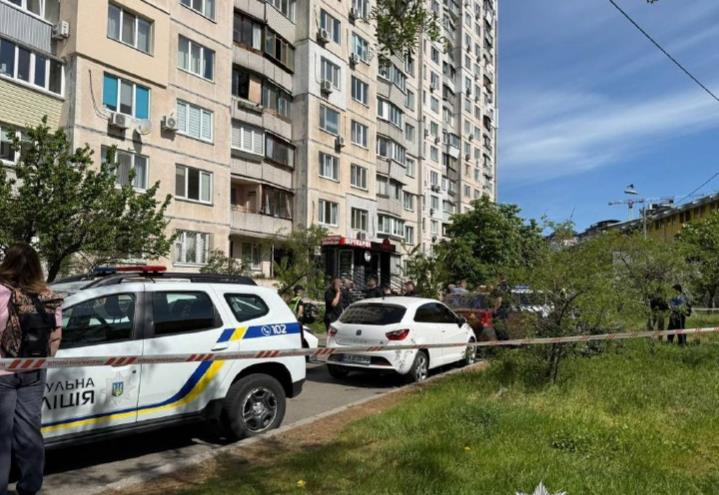 У Києві чоловік загинув, випавши з вікна 11-го поверху