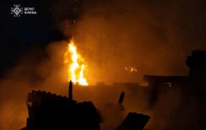 У Києві пожежа охопила три будинки
