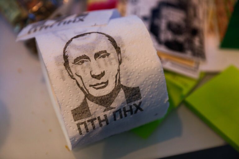 У Литві на 9 травня роздавали туалетний папір із Путіним