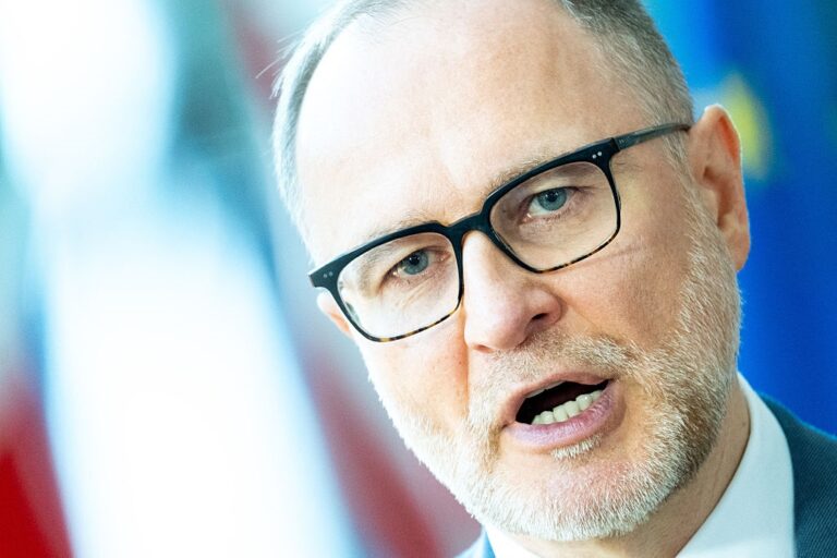 Удар українських дронів: міністр оборони Латвії подав у відставку