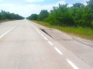 Через спеку на міжнародній трасі на Житомирщині утворюються “трампліни”
