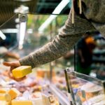 Через війну росіяни масово економлять на їжі та одязі – розвідка
