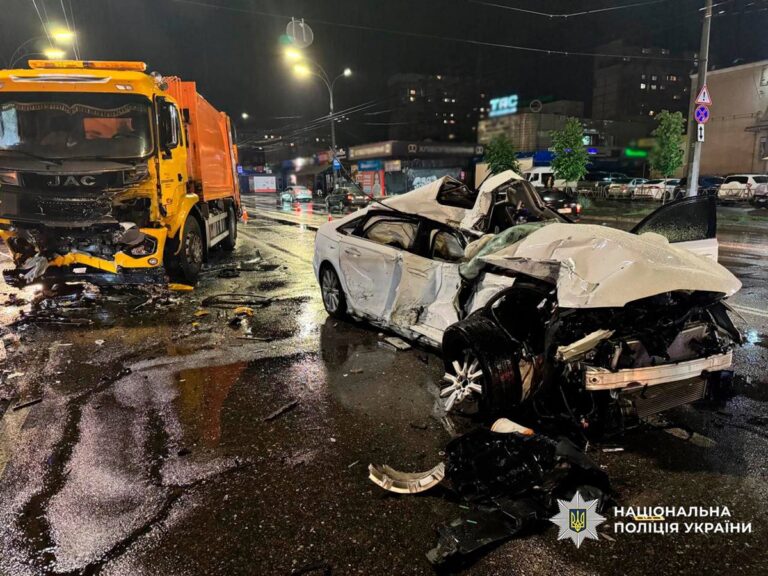 ДТП у Києві: Audi влетіла у вантажівку на зустрічній смузі