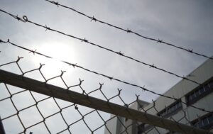 Катував українських полонених: СБУ повідомила про підозру тюремнику з “ЛНР”