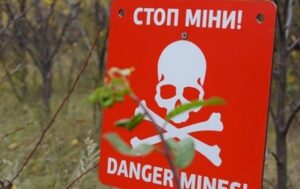 На Херсонщині автомобіль підірвався на російській міні: є поранені