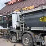 На Хмельниччині вантажівка влетіла у кафе